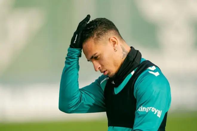 开云-马卡：安东尼是以发烧状态出战塞维利亚，目前已经恢复健康